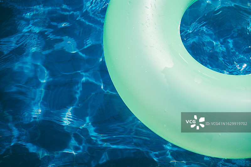 游泳池中的充气泳圈图片素材