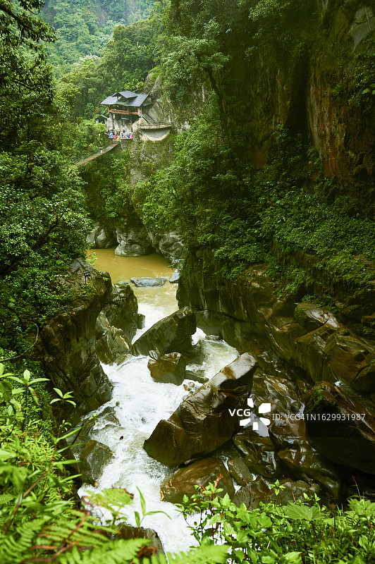 厄瓜多尔瀑布绿色森林景观图片素材