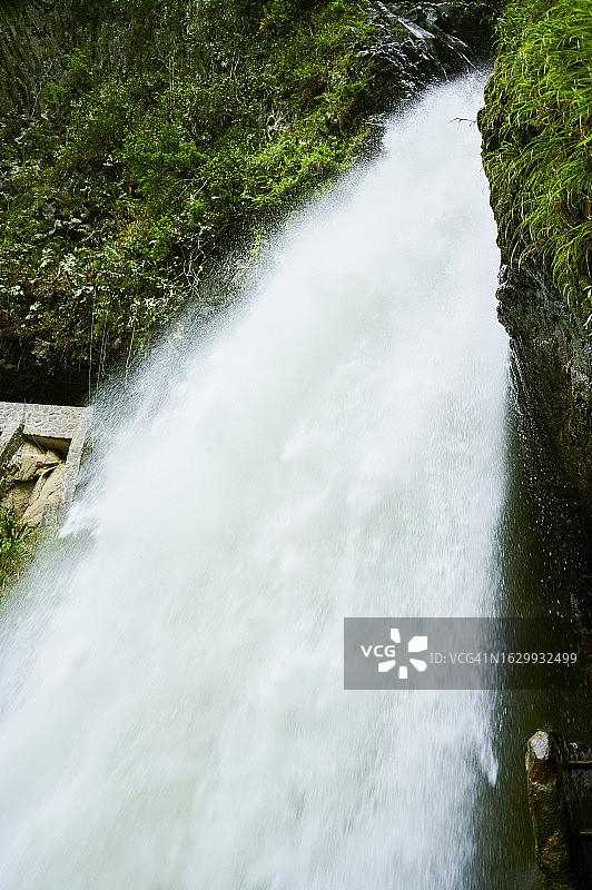 厄瓜多尔瀑布绿色森林景观图片素材