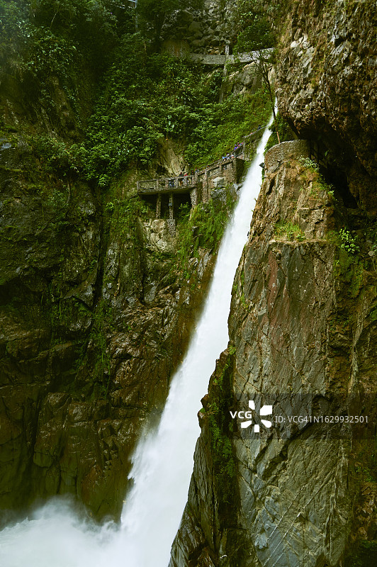 厄瓜多尔瀑布绿色森林景观图片素材