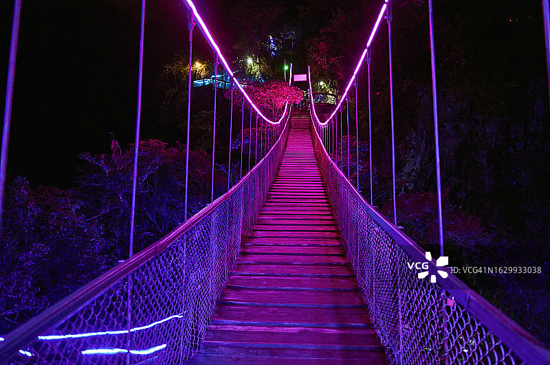 厄瓜多尔夜间被照亮的悬索桥图片素材