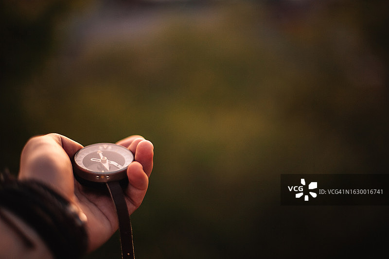 旅行者手持导航罗盘图片素材