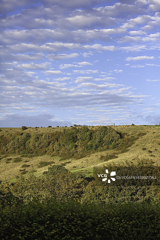 山丘上空的云彩图片素材