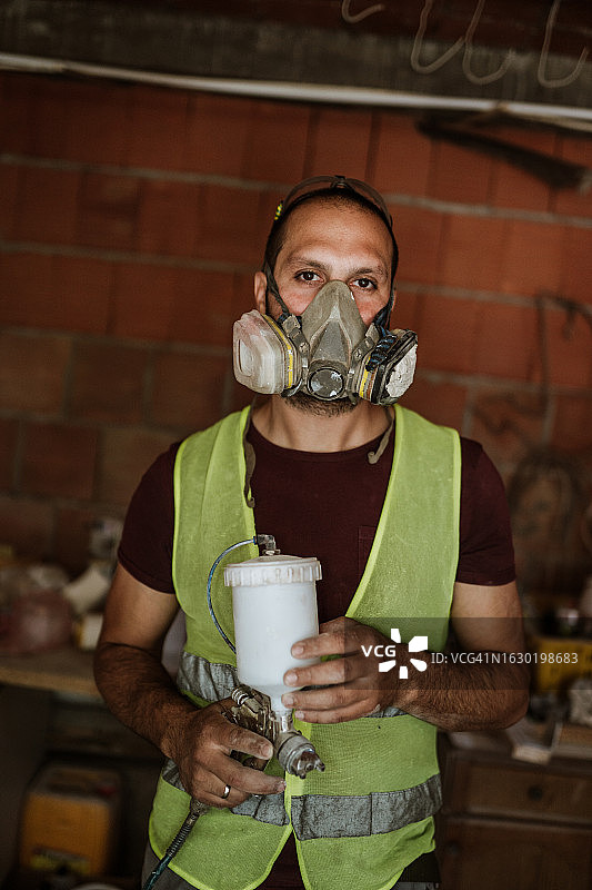 年轻英俊的工匠肖像图片素材