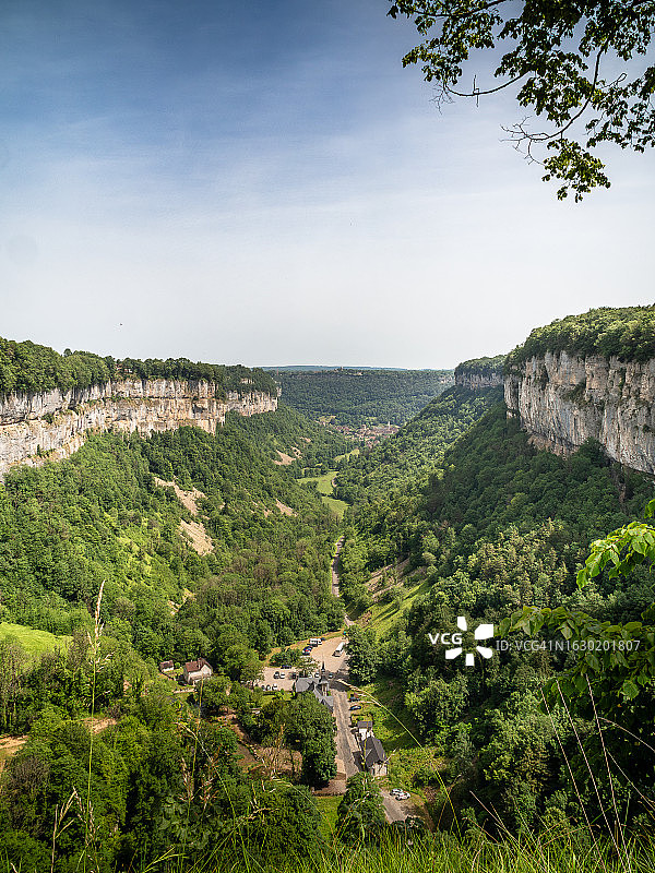 法国汝拉博姆莱梅西约石灰岩悬崖环绕的陡峭山谷航拍图片素材