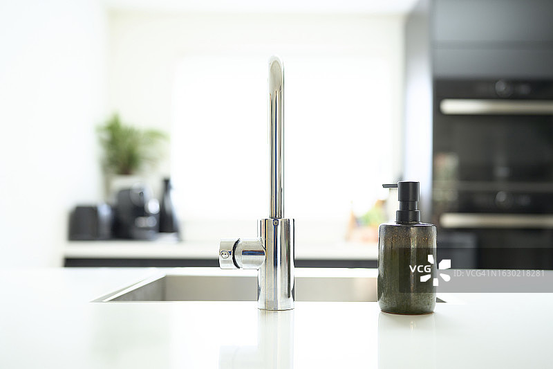 空荡厨房的金属水槽后视图图片素材