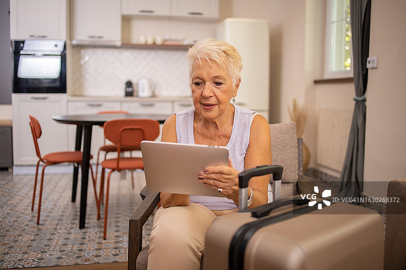 女人正在为旅行做准备图片素材