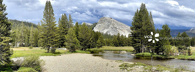 优胜美地国家公园图奥勒米草甸全景，背景是兰伯特穹丘图片素材