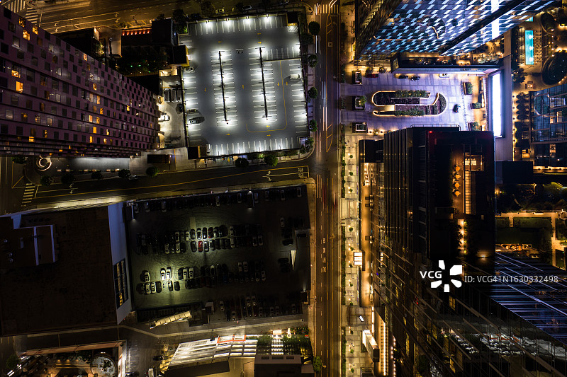 洛杉矶市中心夜景航拍：停车场和酒店图片素材
