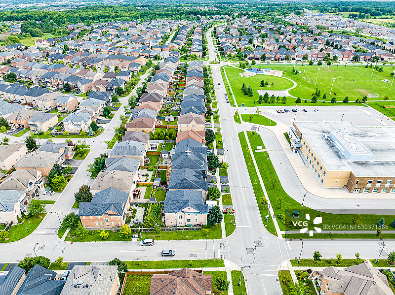 加拿大列治文山巴瑟斯特街和国王沃恩路的塔山和威廉·尼尔社区公园图片素材