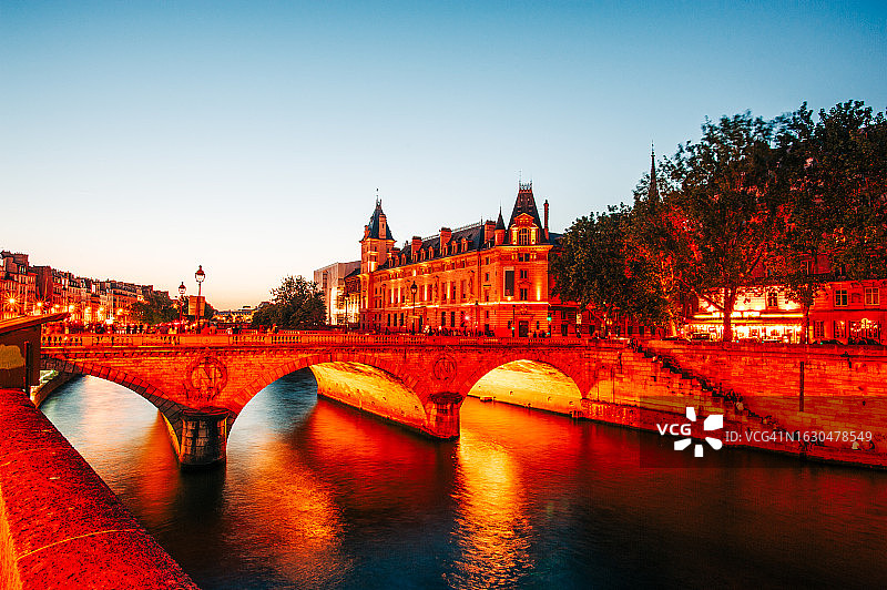 巴黎黄昏景色——塞纳河图片素材