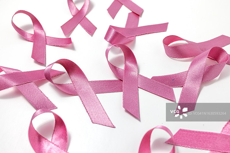 白色背景上随机放置的癌症丝带图片素材