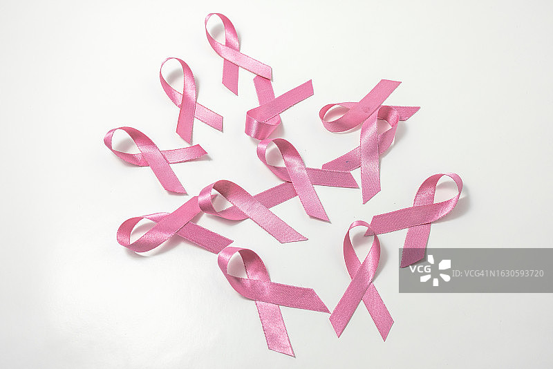 白色背景上随机放置的癌症丝带图片素材