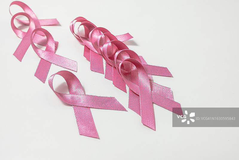 白色背景上随机放置的癌症丝带图片素材
