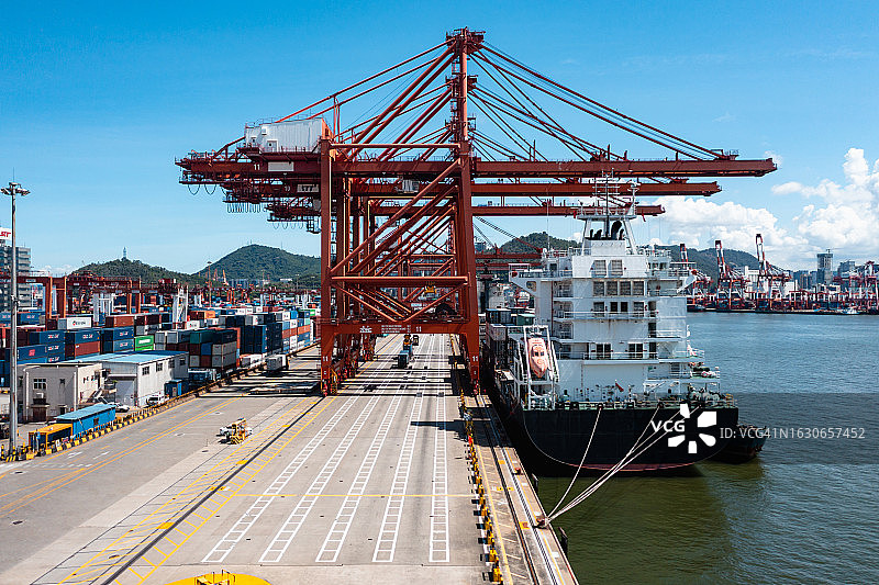 卡车、起重机和轮船图片素材