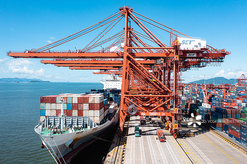 卡车、起重机和轮船图片素材