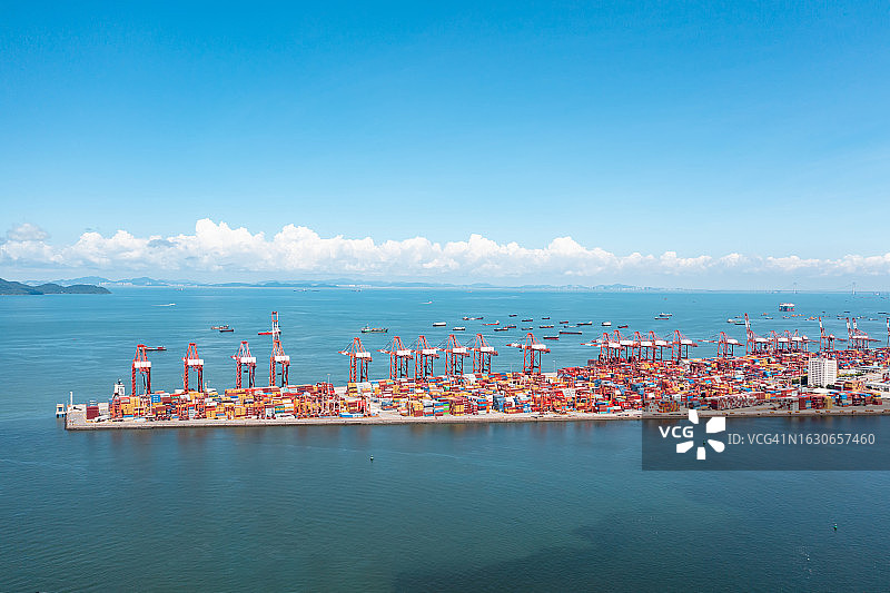 天空下的集装箱商业码头图片素材