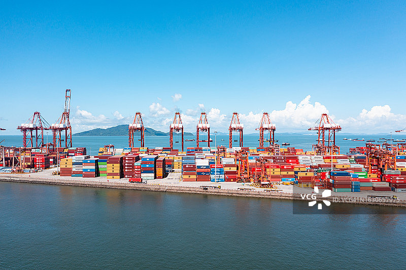 天空下的集装箱商业码头图片素材