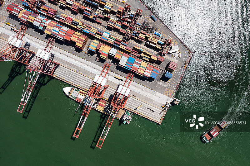 商业码头集装箱货轮的俯视照片图片素材