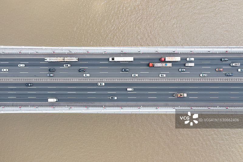 跨海大桥行驶的卡车俯视图图片素材