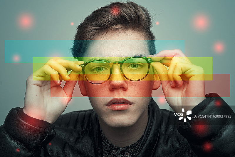 霓虹灯照亮的男人图片素材