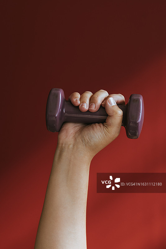 匿名超重白人妇女手持哑铃图片素材