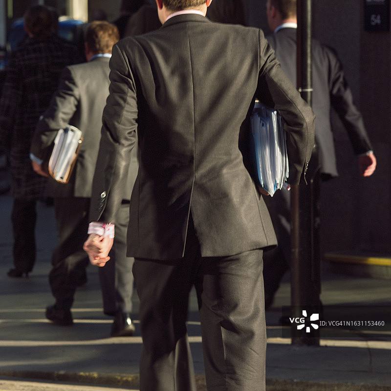英国伦敦金融城莱姆街劳埃德大厦外的商务人士图片素材