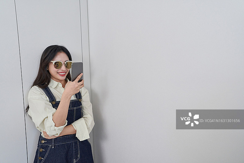 韩国室内男女时装秀情侣自拍图片素材