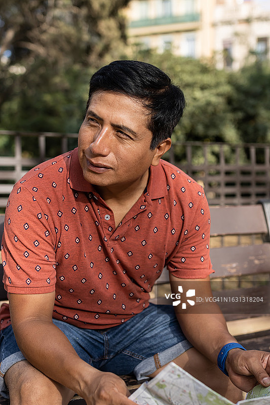 手拿地图的秘鲁游客图片素材