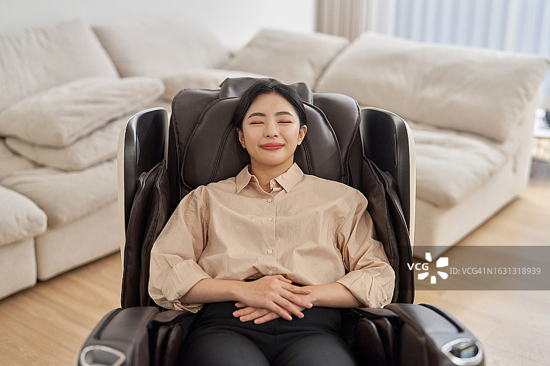 韩国青年按摩椅图片素材