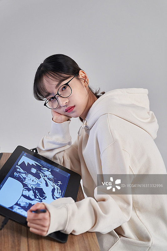 韩国工作室拍摄网络漫画作家单人姿势图片素材