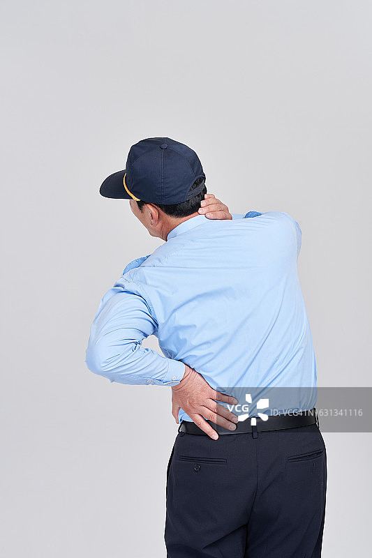 韩国影棚拍摄：中年男保安的职业形象图片素材