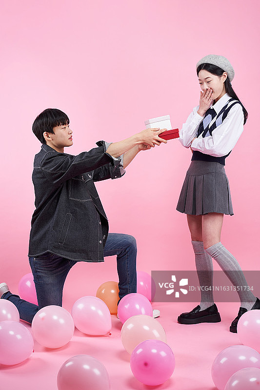 韩国白色情人节的幸运年轻人图片素材