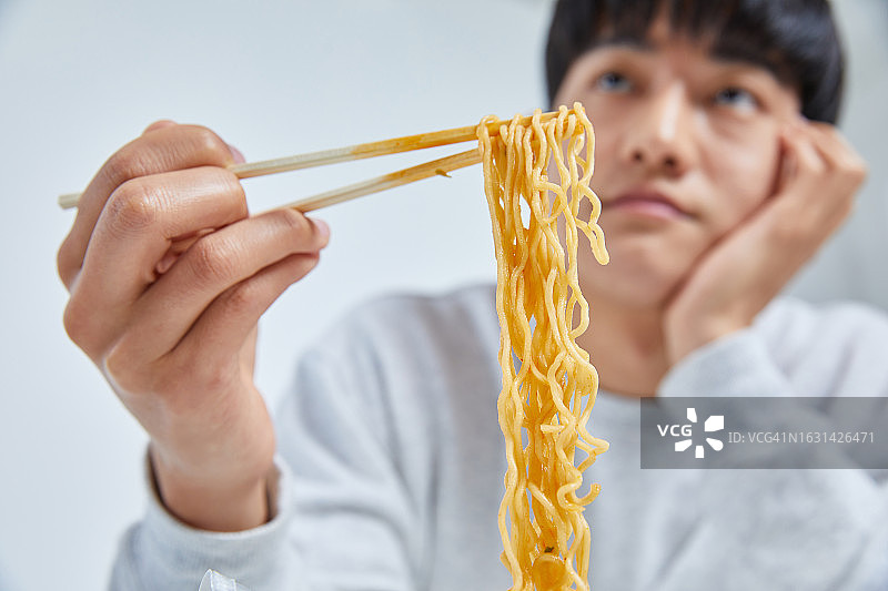 拉面杯面男性绝望图片素材