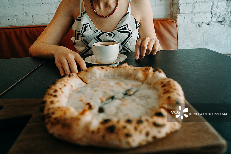 特写：一位正在吃披萨的女人图片素材
