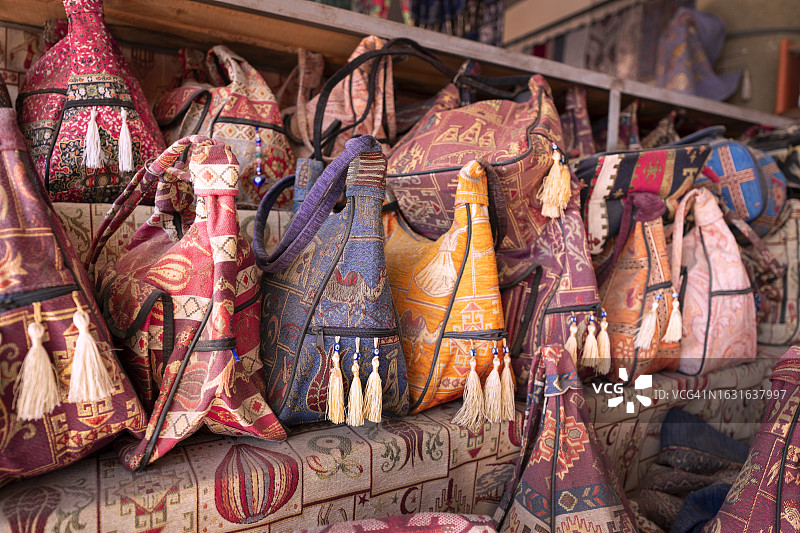 卡帕多奇亚的手工纪念包。穆斯林是主要穿着者。土耳其文化旅游，2023年新款图片素材