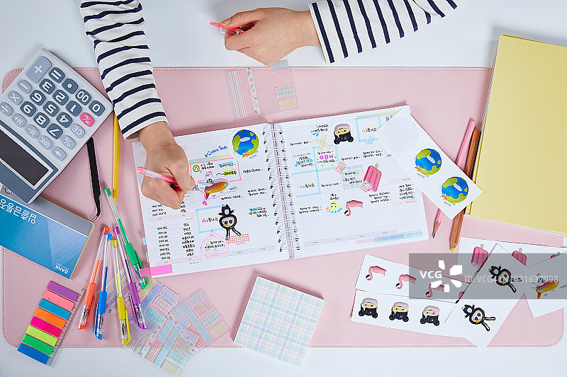 MZ世代无支出挑战储蓄日记，女性手部书写图片素材