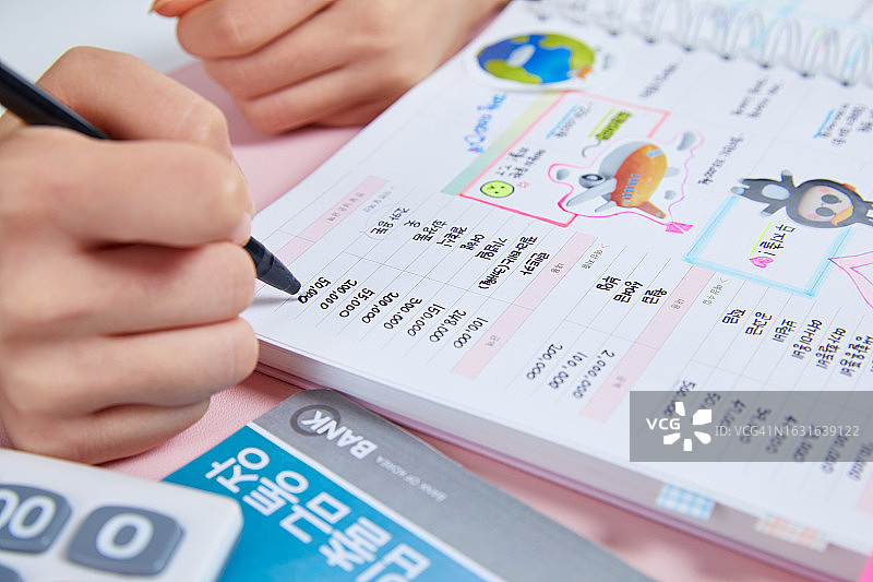 MZ世代无支出挑战储蓄日记，女性手部书写图片素材