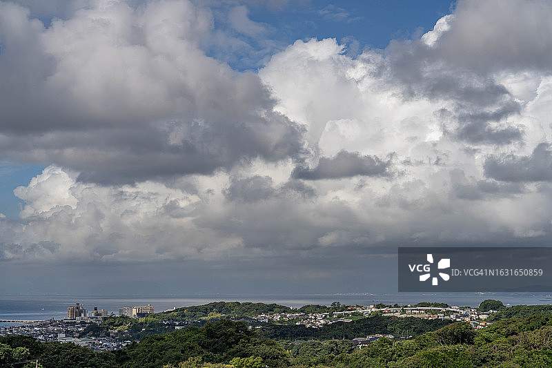 日本神奈川县海边住宅区夏日云彩图片素材