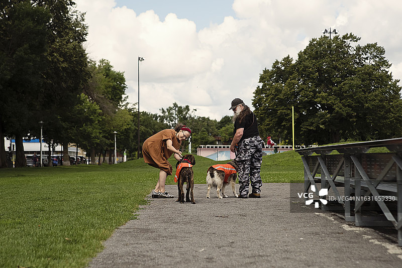 有视觉障碍的女人与接受训练的服务犬生活在一起图片素材