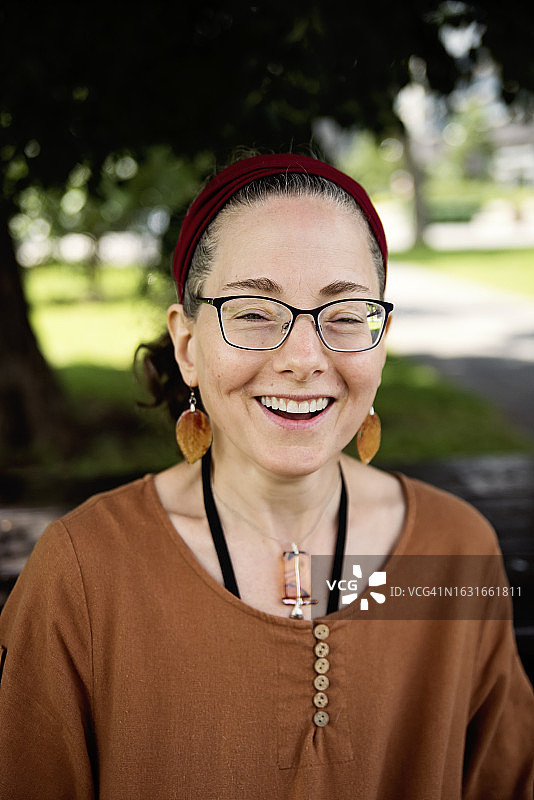 在户外享受夏日时光的视障妇女肖像图片素材