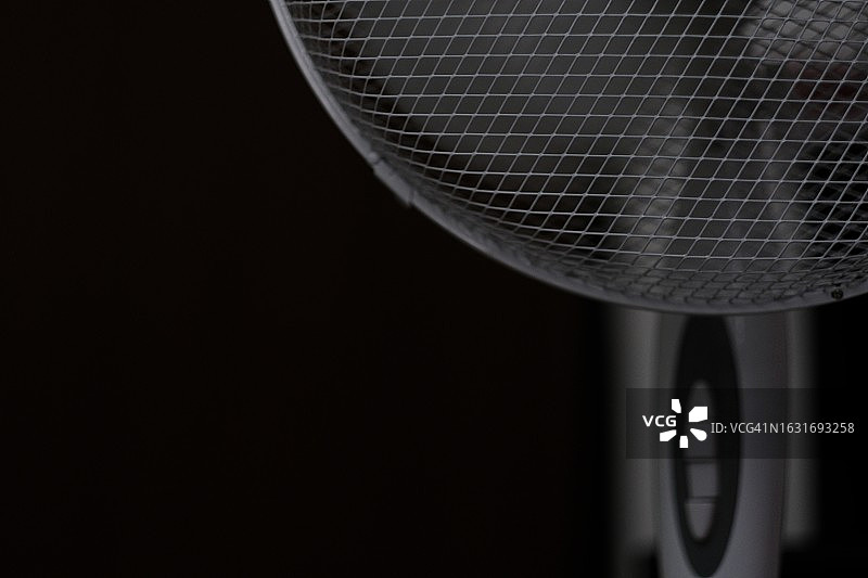 黑色背景上的白色扇子图片素材