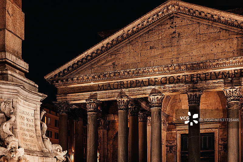 夜晚的古罗马万神殿图片素材
