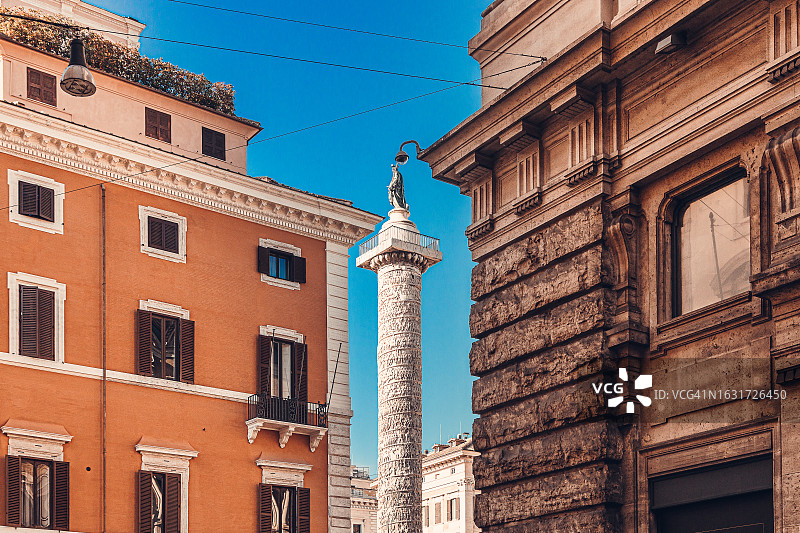 罗马的历史住宅建筑与马可·奥勒留圆柱图片素材