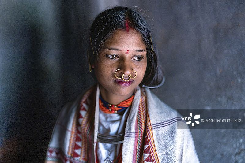 来自印度奥迪沙邦东格里亚部落的漂亮女孩特写图片素材