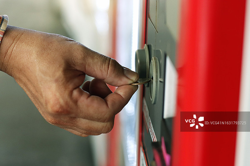 用大硬币从饮料自动售货机订购水图片素材