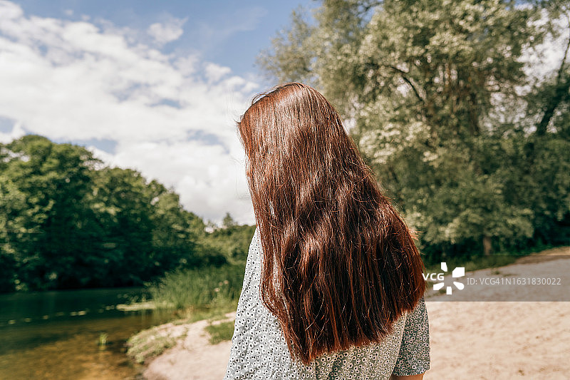 独自走路的少女 портрет图片素材