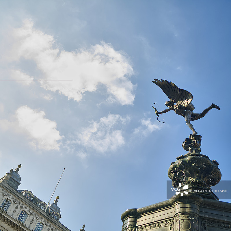 英国伦敦皮卡迪利广场的爱神雕像图片素材