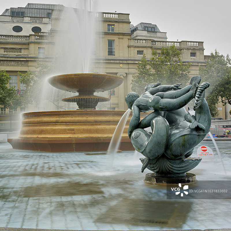 英国伦敦特拉法加广场的喷泉图片素材