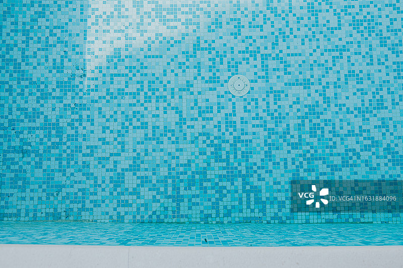 需要清洁的室外游泳池俯视图图片素材